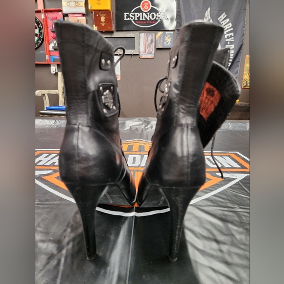 Genuine Harley-Davidson Ladies Leather stilettos - Picture 3 of 10